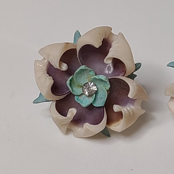 Very Delicate Shell Clip On Earrings - Picture 2 of 9